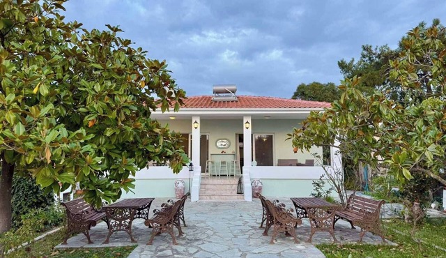 Sunrise Beach Front Villa in Néa Kallikrátia