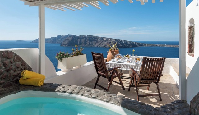 Sunset Honeymoon Suite with Private Whirlpool & Caldera View