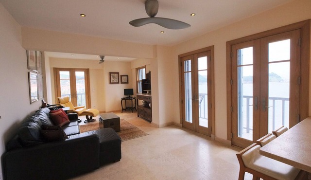 The Beachfront Villa (2nd Floor 3 Bed Apartment)