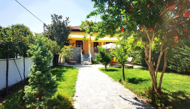 The Yellow House w/private garden and BBQ
