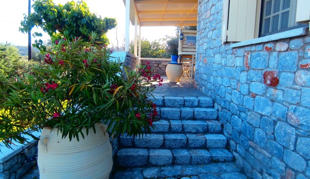 This traditional Villa is situated near the marvelous golden sands of Mavrovouni in East Mani
