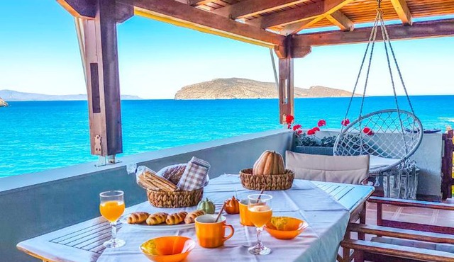 Tholos Alexandra's Beachfront House in Kavoúsion