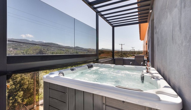 Three-Bedroom Apartment with Balcony, Hot Tub, Wi-Fi, and Air Conditioning in Perivolia