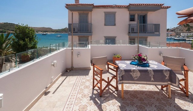 Tilia Room in luxurious beach townhouse in Mirina