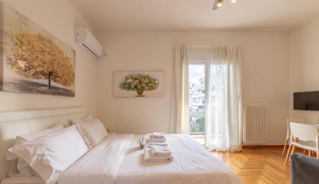 Top sightseeing 3rd floor studio on a paved road!