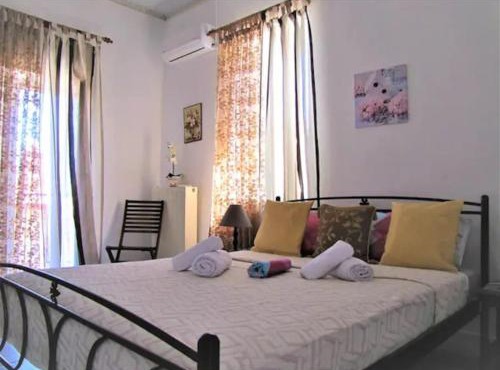 Toula's Garden-View Apartment 3