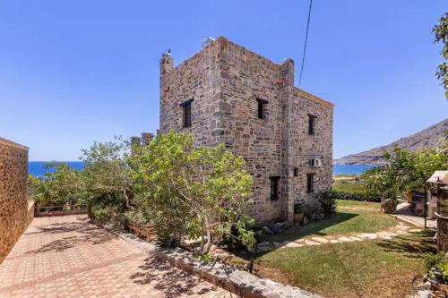 Traditional stone house by the sea. in Kapetanianá
