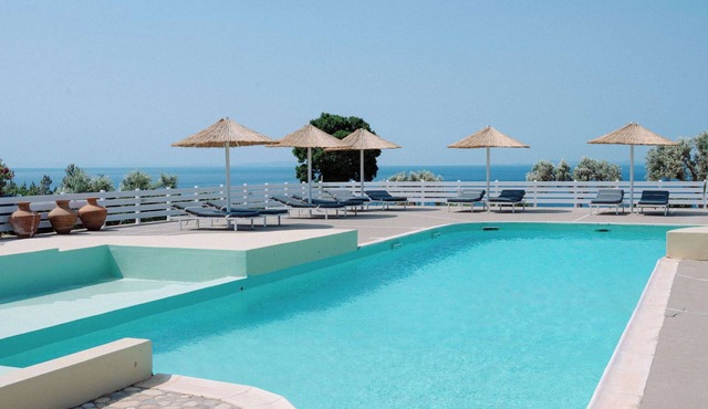 Tranquil Island Studio with Pool Access and Relaxing Vibes in Marathokampos