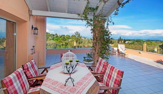 Unique architectural design, heart of a grren hill top, private, quiet, luxury!