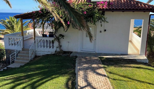 Vacation home right on the Mediterranean with direct sea access