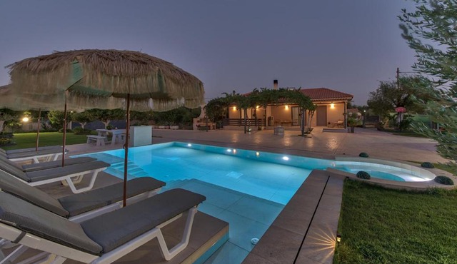 Vanesa Villa Retreat, 3BR with Lush Outdoor Oasis by Villa Mana Gers in Romírion