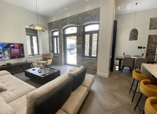 Venetian gem in neapolitan with private courtyard in Neápolis