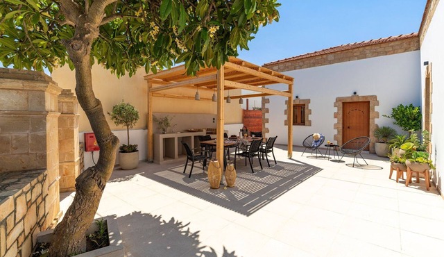 Viila Alvireon, 1 Big House and 1 external Deluxe Studio, Furnished Terrace,.