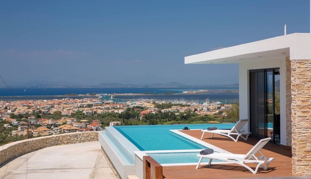 Viila Dryope, Divine Sea & City Views, Infinity Pool, Furnished Terrace, Lefkada