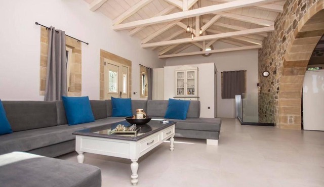 Villa Antonousa - Private Pool Oasis in Kerá