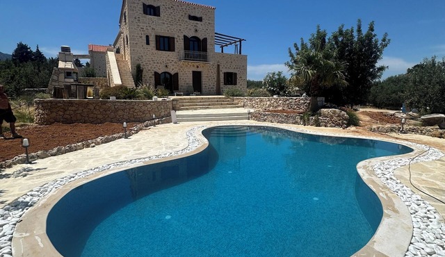 Villa Aphrodite, large swimming pool, sea & Mountain View’s