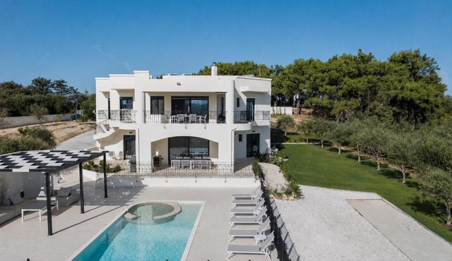 Villa Asteri - Heated Pool - 7 bedrooms across 2 apartments - all exclusively yours in Tavronitis
