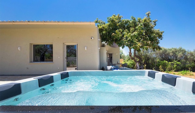 Villa Avo, 2 BD, 2 BA, private heated jacuzzi!