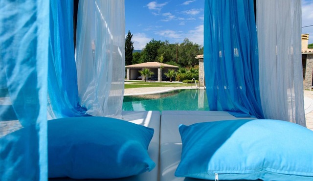 Villa Black White Dassia