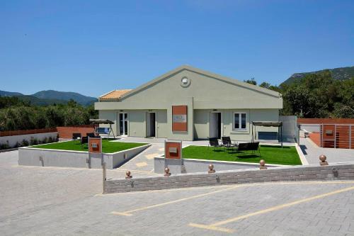 Villa Bratou Ignis Sleeps 6 with Parking