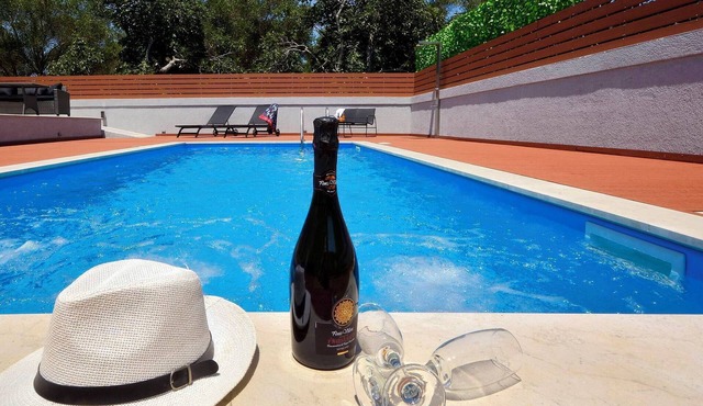 Villa Bratou Ignis Sleeps 6 with Parking