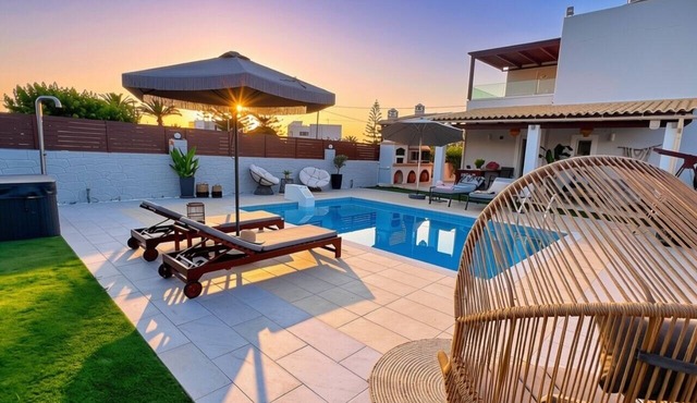 Villa Elena Beach with 2 bedrooms, Heated Pool & Jacuzzi just 70m from Sea