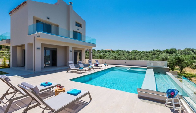 Villa Ellie Chania: 3' to Beach & Near Chania City/Private Pool/Gym