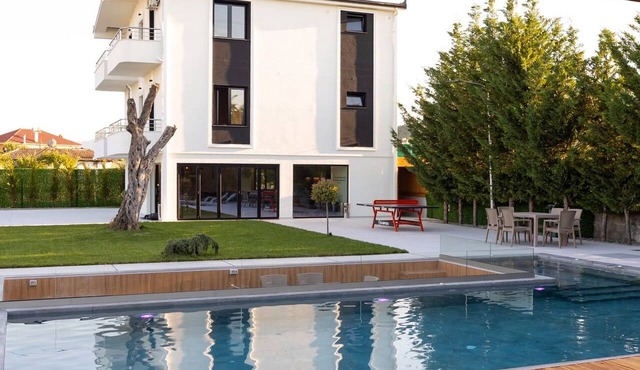 Villa Eralion | Adults Pool · Jacuzzi · Fire Pit · En-Suites · Garden · Private in Qarku i Tiranës