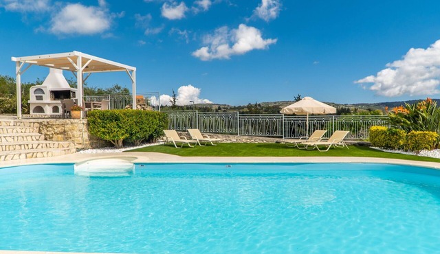 Villa Faye -Vacation villa with panoramic views in Crete, Greece in Petroulídes