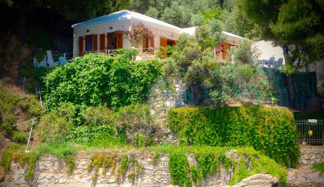Villa Folia, a seafront private villa at the island of Skiathos in Troulos