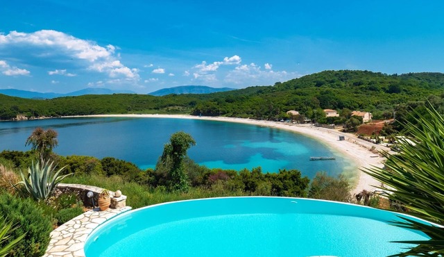 Villa Georgia - Elegant Villa with Stunning Views near Beach & Bella Mare Hotel in Kassiopi