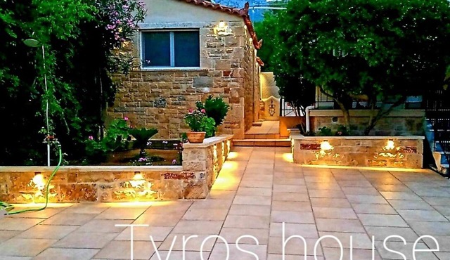 Villa house for 6 people with walking distance to the beach & all the amenities.
