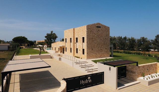 Villa Hydria. Just a few meters from the sandy beach of Almyros. in Acharavi