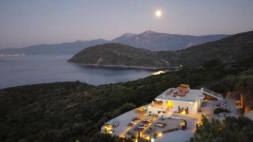 Villa Issima Samos, Breathtaking Sea View & Jacuzzi in Samos