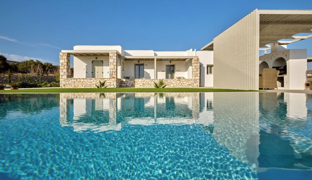 Villa Leo, 3km From the Paroikia With a Nice View of the Paroikia and Port in Paros