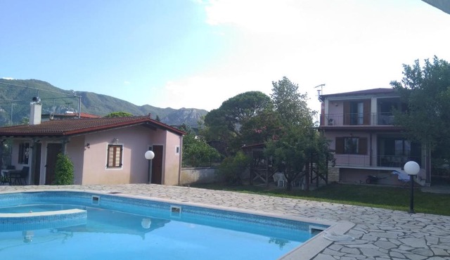 Villa Marinos - συγκρότημα με πισίνα, γήπεδο, τζακούζι, μπαρ, ψησταριά