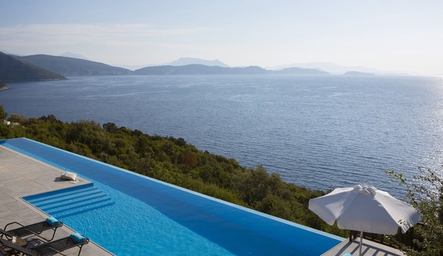 Villa Massalia - Infinity Lap Pool with Majestic Seaview and sea access