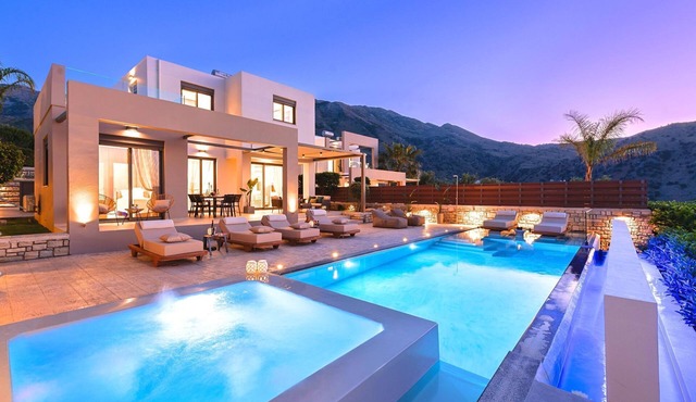 Villa "Minoas Grand" mit Blick auf das Wasser by Interhome