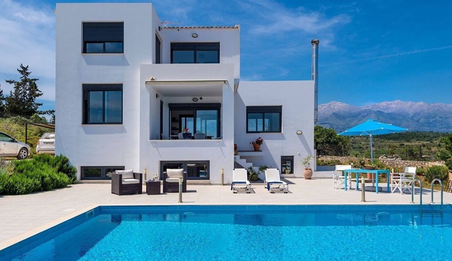 Villa mit Pool für bis zu 8 Personen. Meerblick. by Interhome
