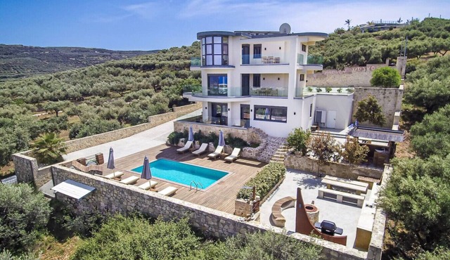 Villa Naruto | Private Apartment with Shared Pool