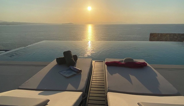 Villa Nefelia -Luxury 4BR Villa w/Infinity heated Pool/Jacuzzi & Sea View