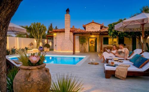 Villa Olia Heated Pool 95m Walk to Sandy Beach in Kato Gouves