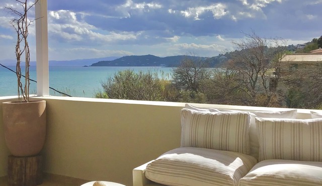 Villa Persephone (beachfront villa with 3 bedrooms and stunning sea view)
