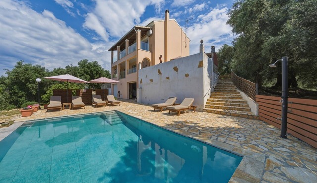 Villa 'Sarakinos' with Sea View, Wi-Fi, and Air Conditioning