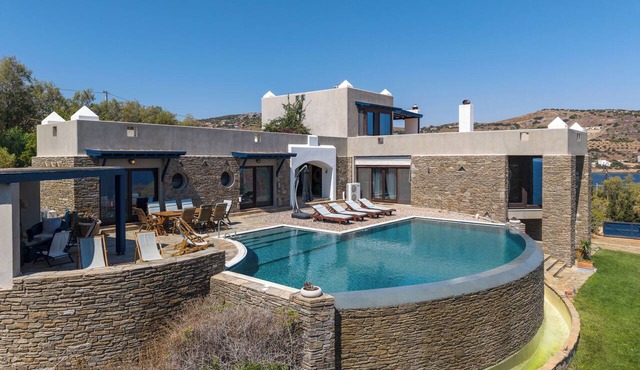 Villa Scorpio, Seafront Luxury & Infinity Pool in LAVRIO