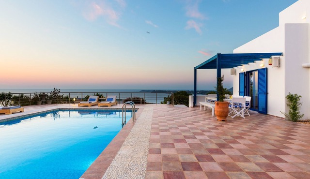 Villa Sky, modern 3 bedroom Villa with sea-view! in Chania