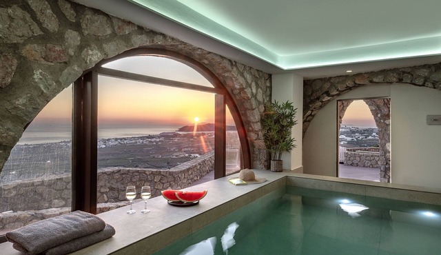 Villa - Sleeps 5 - Private Heated Pool-Parking in Pyrgos