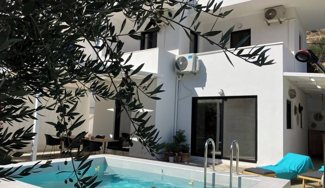 Villa "Tην αιώνια φωτιά" with a private pool and hot tub near the sea