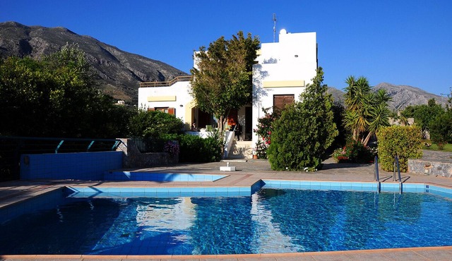 Villa Thymari. Cosy 3-bedroom Villa with lush gardens , beautiful view