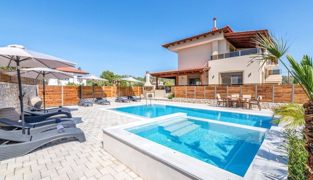 Villa Zephyr - Four Bedroom Villa, Sleeps 8